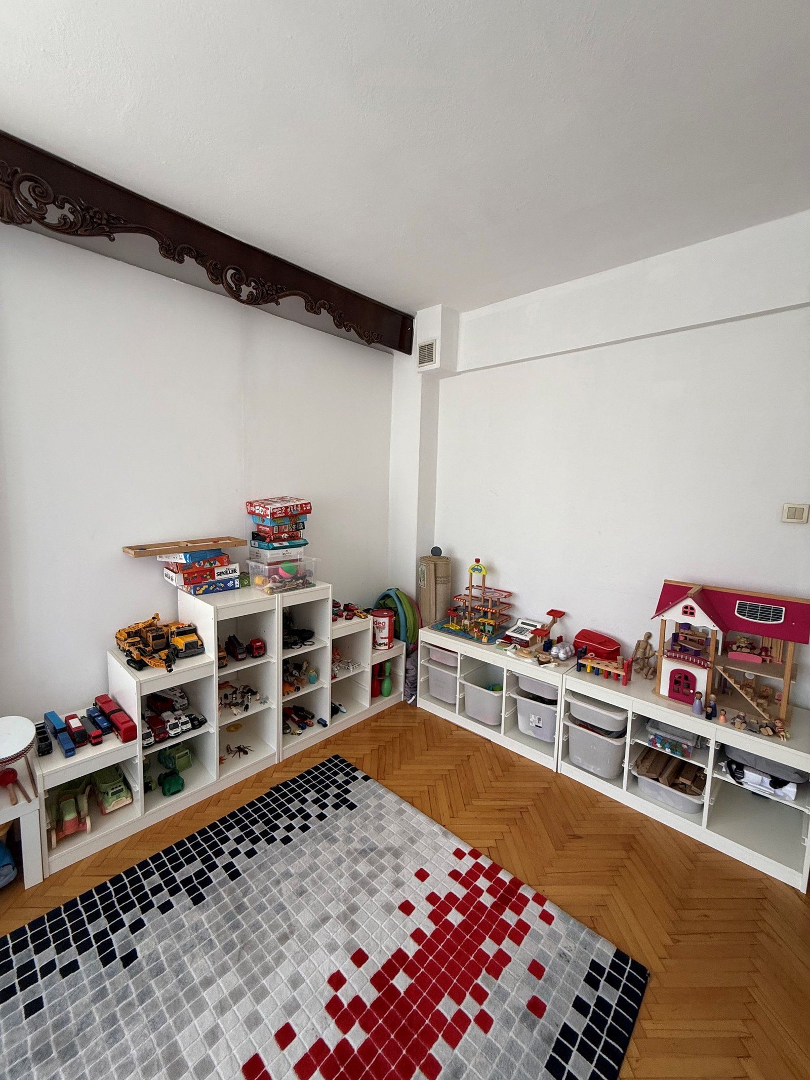 Çocuk ve oyun alanından bir görünüm